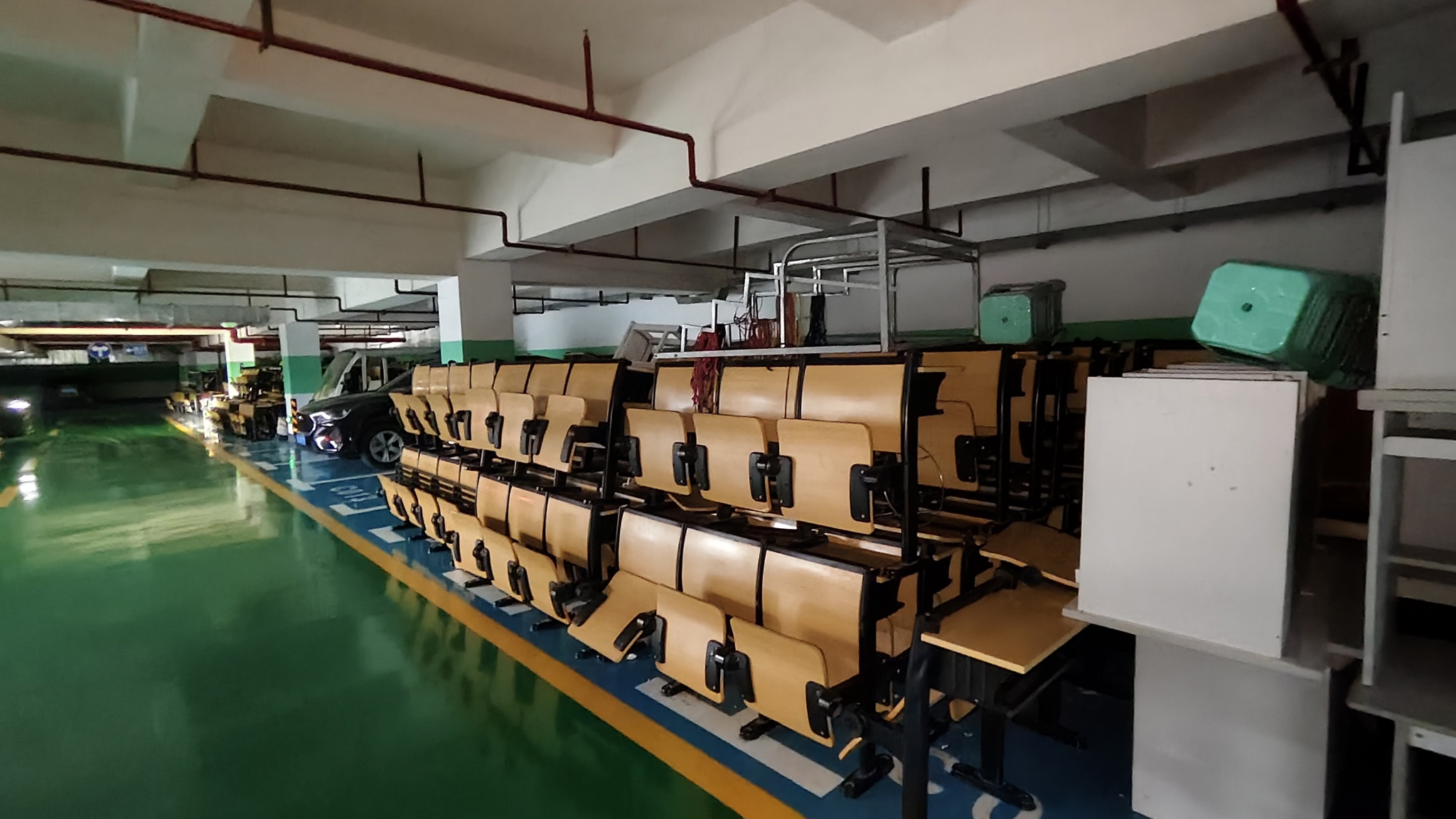 地下停车场固定课桌椅1.jpg 地下停车场固定课桌椅1.jpg