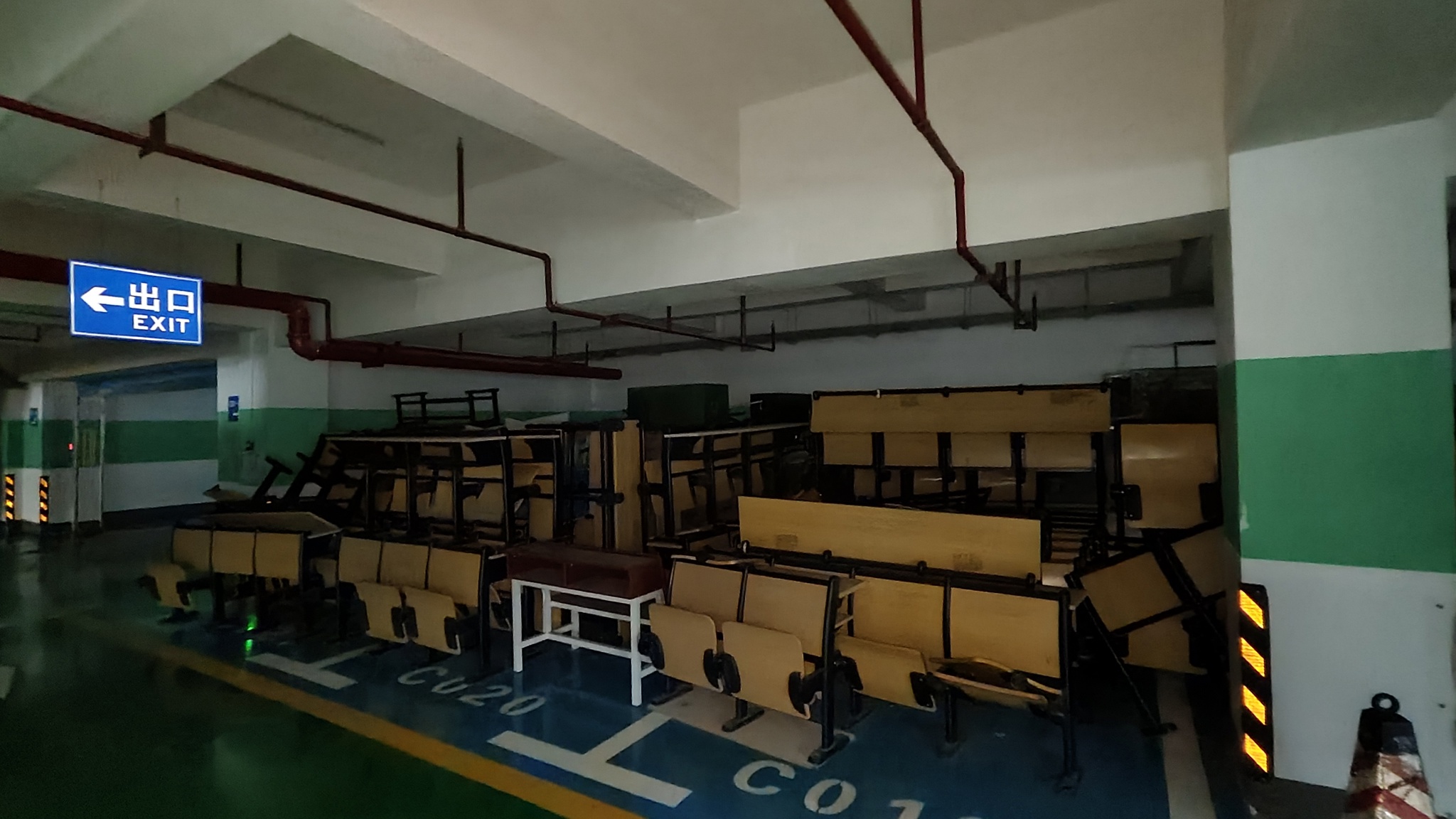 地下停车场固定课桌椅3.jpg 地下停车场固定课桌椅3.jpg