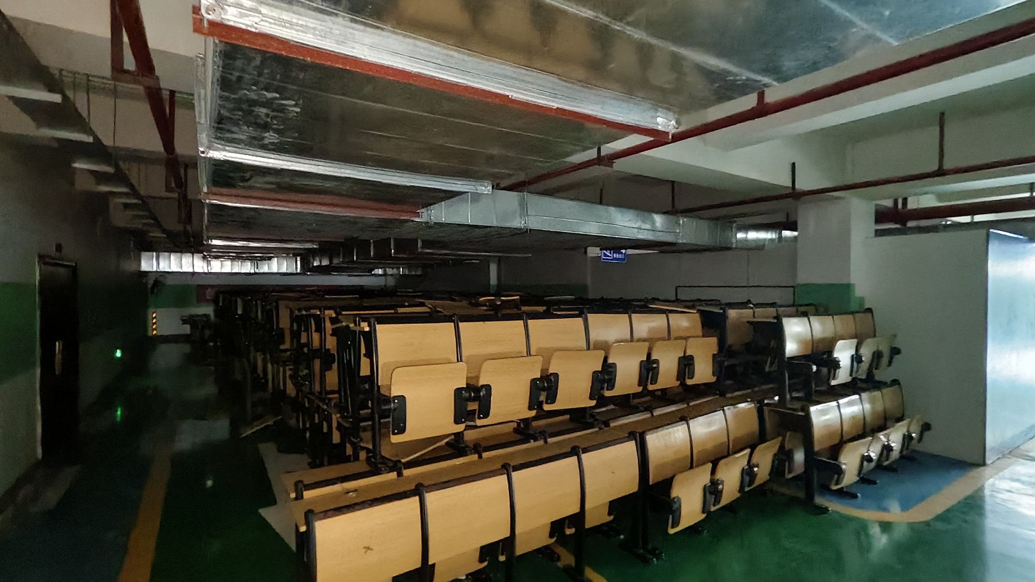 地下停车场固定课桌椅2.jpg 地下停车场固定课桌椅2.jpg